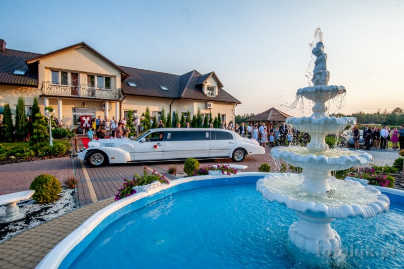 Weselna fotografia: Najlepsze miejsca do robienia zdjęć w sali weselnej